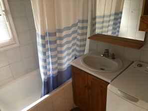 Apartment | Badezimmer | Badewanne, Handtücher