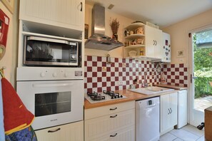 Villa | Private kitchen - Villa in Gareoult With Private Pool (Gareoult)