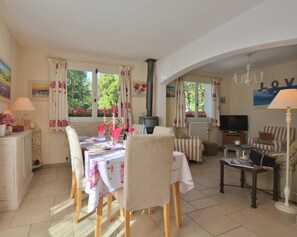 Villa | Dining - Villa in Gareoult With Private Pool (Gareoult)