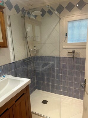 Villa | Bathroom - Villa in Gareoult With Private Pool (Gareoult)