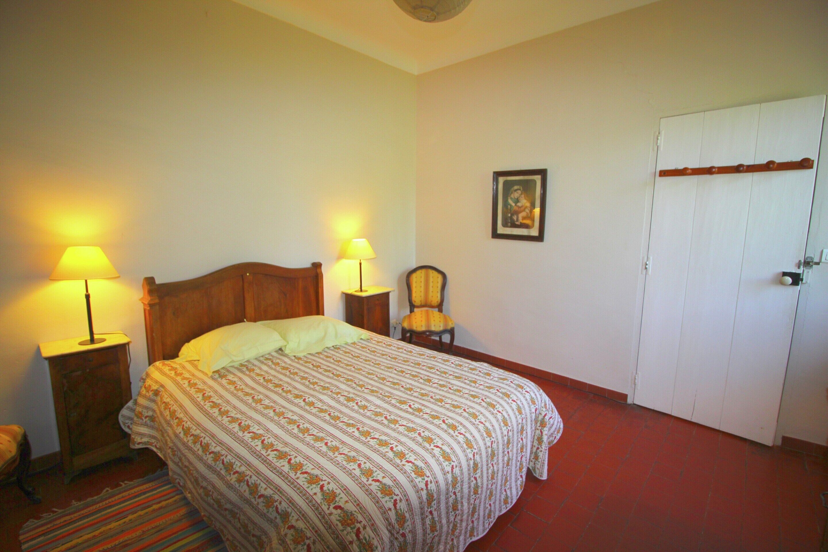 House | 6 bedrooms, individually furnished, bed sheets