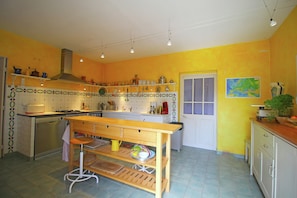 House | Private kitchen | Fridge - Holiday Home in Provence With Private Pool (Cavaillon)
