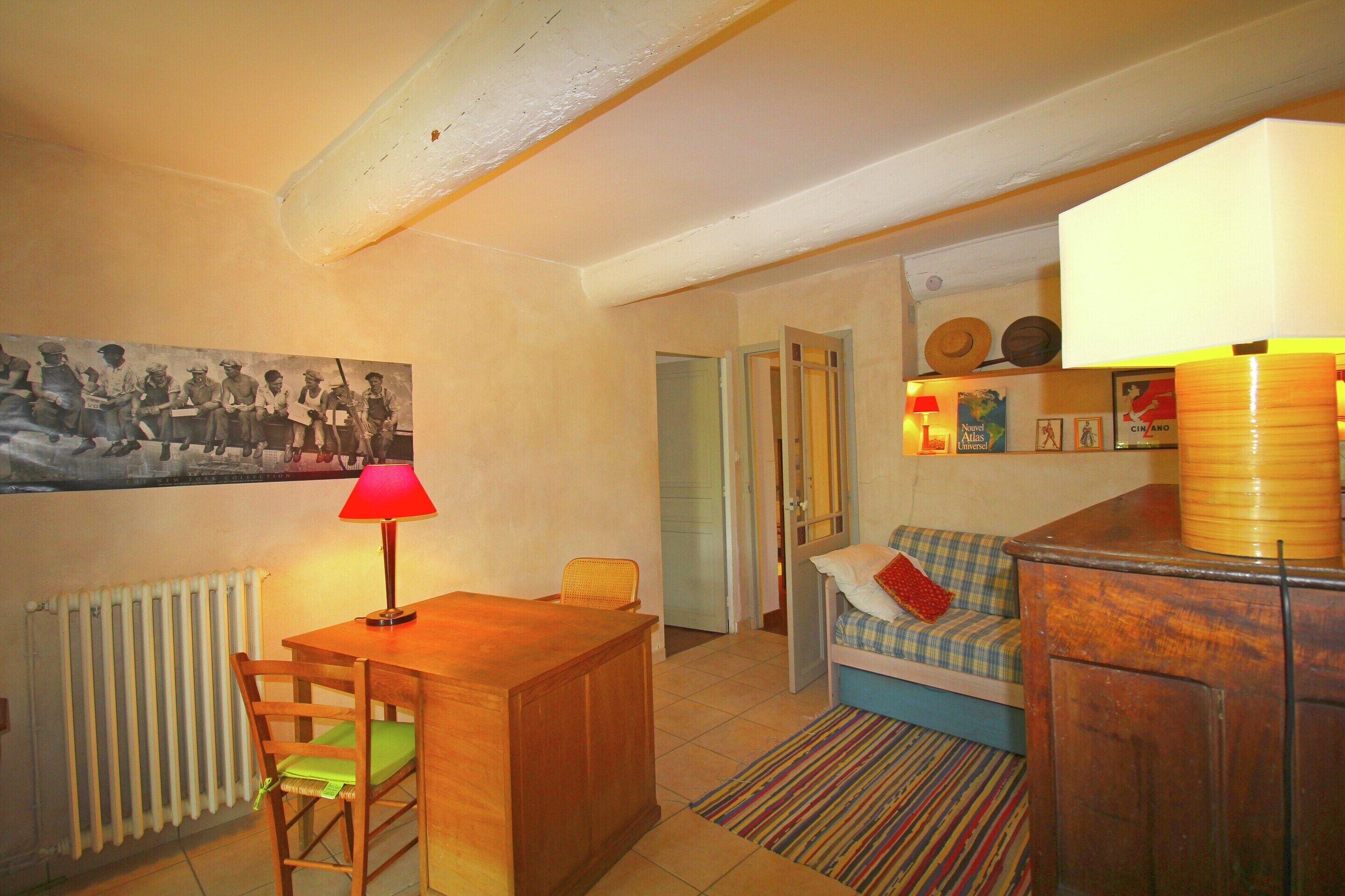 House | 6 bedrooms, individually furnished, bed sheets