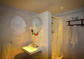 House | Bathroom - Holiday Home in Provence With Private Pool (Cavaillon)