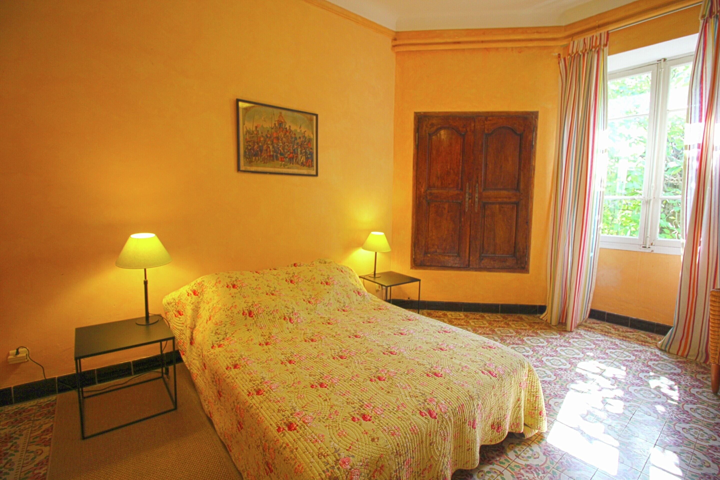 House | 6 bedrooms, individually furnished, bed sheets