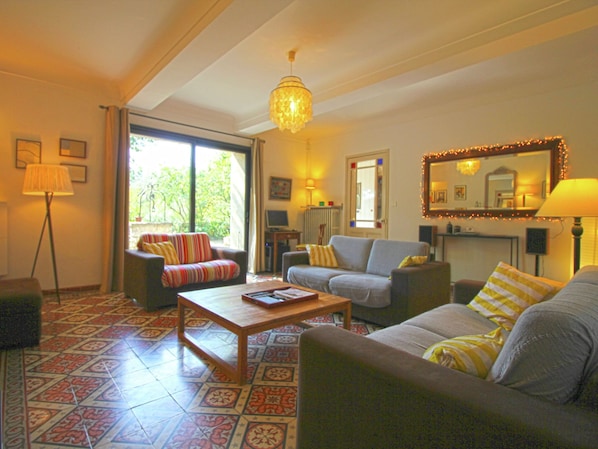 House | Living room - Holiday Home in Provence With Private Pool (Cavaillon)
