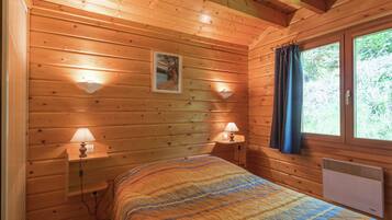 Chalet | 2 bedrooms, individually furnished, bed sheets