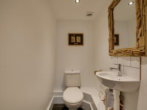 Shower, towels - Lovely Holiday Home in Saint Agnes With Garden (St. Agnes)