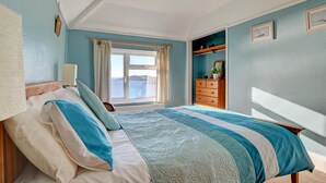 4 habitaciones, muebles diferentes y ropa de cama 