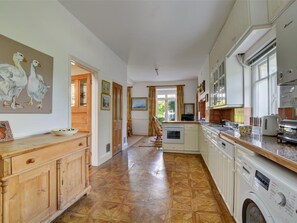 Fridge, microwave, oven, dishwasher - Modern Holiday Home in Padstow With Garden (Padstow)