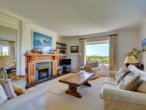 Fireplace, DVD player - Modern Holiday Home in Padstow With Garden (Padstow)