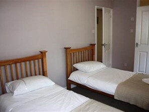 2 bedrooms, individually furnished, bed sheets - Romantic Apartment in Wisemans Bridge With Terrace (Narberth)