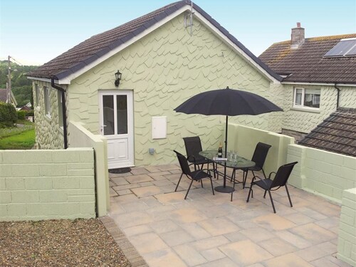 Romantic Apartment in Wisemans Bridge With Terrace
