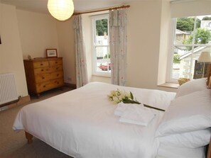 4 bedrooms, individually furnished, bed sheets - Cozy Holiday Home in Padstow near Beach (Padstow)