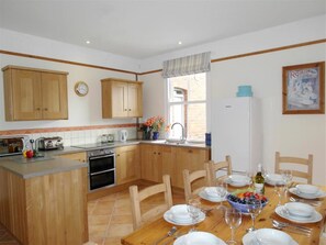 Fridge, microwave, oven, stovetop - Cozy Holiday Home in Padstow near Beach (Padstow)