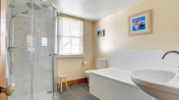 Combined shower/bathtub, hair dryer, towels