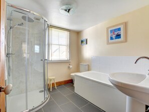 Combined shower/bathtub, hair dryer, towels - Cozy Holiday Home in Padstow near Beach (Padstow)