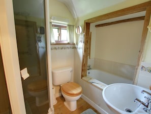 Cottage | Bathroom | Shower, towels - Simplistic Cottage in Battle with Garden near Bird Watching (Robertsbridge)