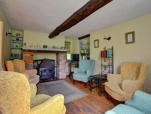 Cottage | Living room | DVD player - Simplistic Cottage in Battle with Garden near Bird Watching (Robertsbridge)
