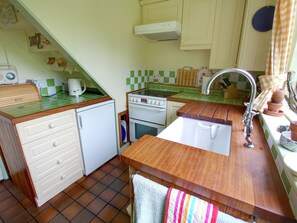 Cottage | Private kitchen | Fridge, microwave, oven, stovetop - Simplistic Cottage in Battle with Garden near Bird Watching (Robertsbridge)