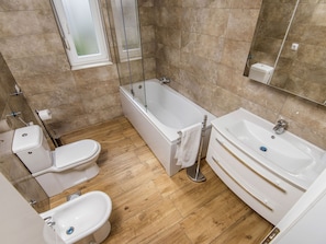 Villa | Badezimmer | Badewanne, Haartrockner, Handtücher