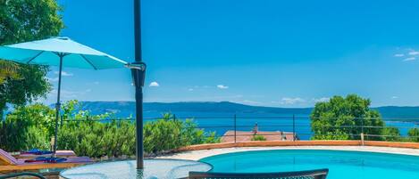 Huis | Zwembad | Een binnenzwembad en een buitenzwembad