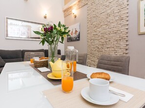 Dining - Lovely Holiday Home with Beautiful Garden, Private Pool, Hot Tub, Terrace, BBQ (Zemunik Donji)