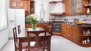 Villa | Cocina privada | Cafetera y tetera, refrigerador, horno y lavavajillas 