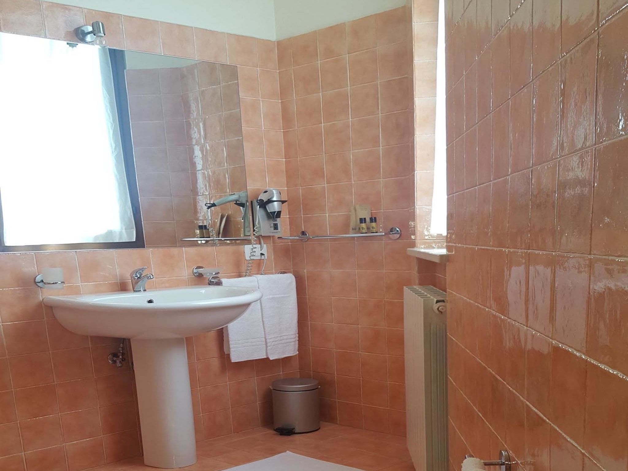 Apartemen | Kamar mandi | Shower dan handuk