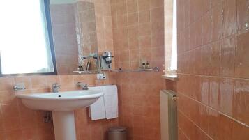 Apartemen | Kamar mandi | Shower dan handuk