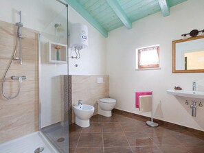 Villa | Badezimmer | Dusche, Handtücher