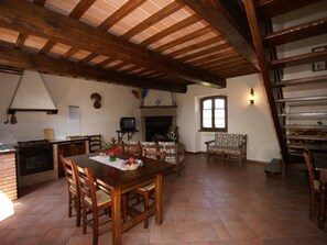 House | Dining - Holiday Home in Montone With Pool & Garden (Montone)