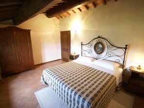 House | 3 bedrooms, individually furnished, bed sheets - Holiday Home in Montone With Pool & Garden (Montone)