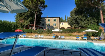 Splendid Farmhouse in Gualdo Cattaneo with Hot Tub