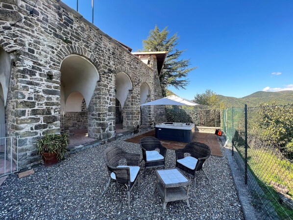House | Balcony - Tuscan Haven- Spacious Home (Casola in Lunigiana)