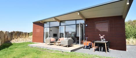 Una casa moderna con un patio amoblado y una mesa.