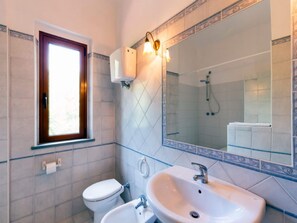 Villa | Bathroom | Hair dryer, towels - Belvilla by OYO Nicolo2 (Ricadi)
