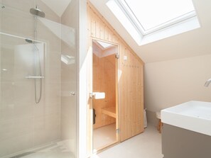 Ferienhaus | Badezimmer | Dusche, Handtücher