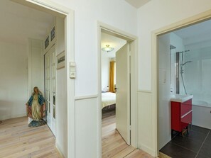 3 bedrooms, individually furnished, bed sheets - Pretty Holiday Home With Terrace, Garden, Garden Furniture (The Hague)