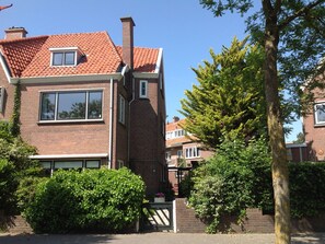 Exterior - Pretty Holiday Home With Terrace, Garden, Garden Furniture (The Hague)