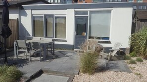 Outdoor dining - Welcoming Beach Stay (Egmond aan Zee)