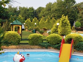 Chalet | Piscina | Una piscina al aire libre, una piscina climatizada