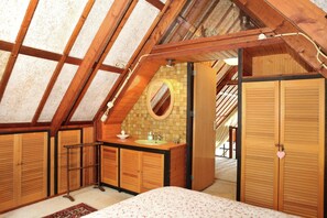 3 عدّة غرف نوم وطراز فريد لكل وحدة وملاءات أسرّة