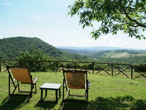Balcony - Cosy Apartment With Communal Pool and Stunning Views (Fabro)