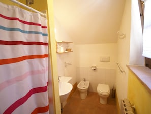 House | Bathroom | Shower, towels - Cosy Apartment With Communal Pool and Stunning Views (Fabro)