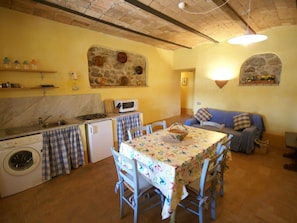House | Private kitchen | Microwave - Cosy Apartment With Communal Pool and Stunning Views (Fabro)