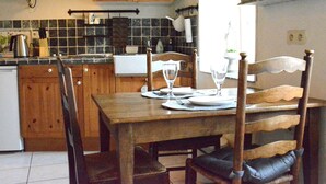 Dining - Charming Nest Cozy, Romantic, Very Comfortable, on a Square of Torgny (Rouvroy)