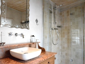 House | Bathroom | Shower, towels