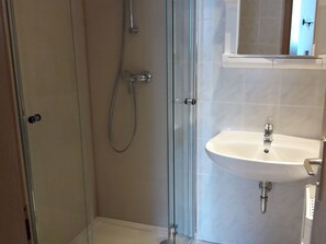 Shower - Charming Apartment in Niehagen Germany Near Baltic Sea Beach (Ostseebad Ahrenshoop)