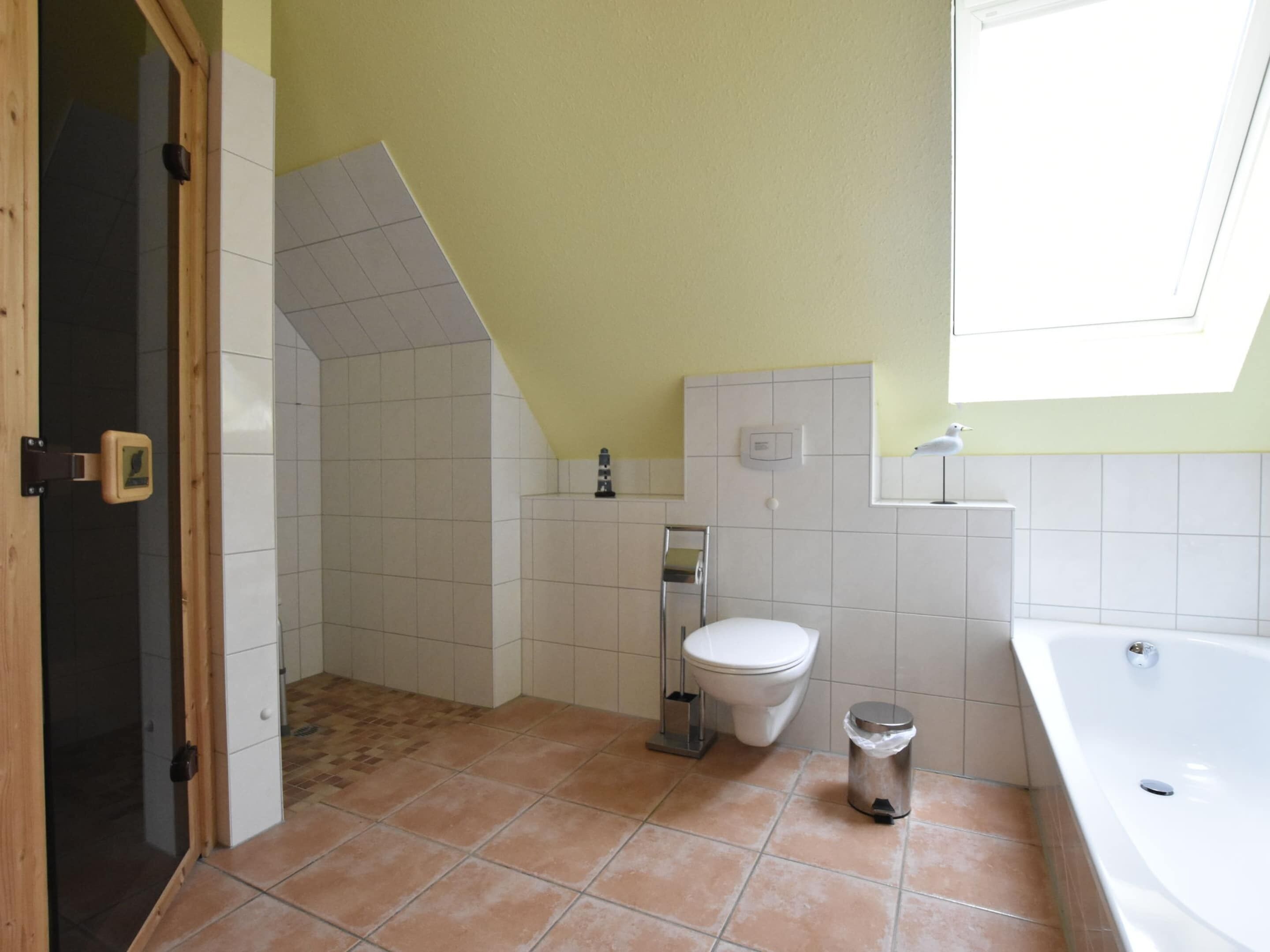 Ein Badezimmer mit Toilette, Waschbecken und Badewanne.